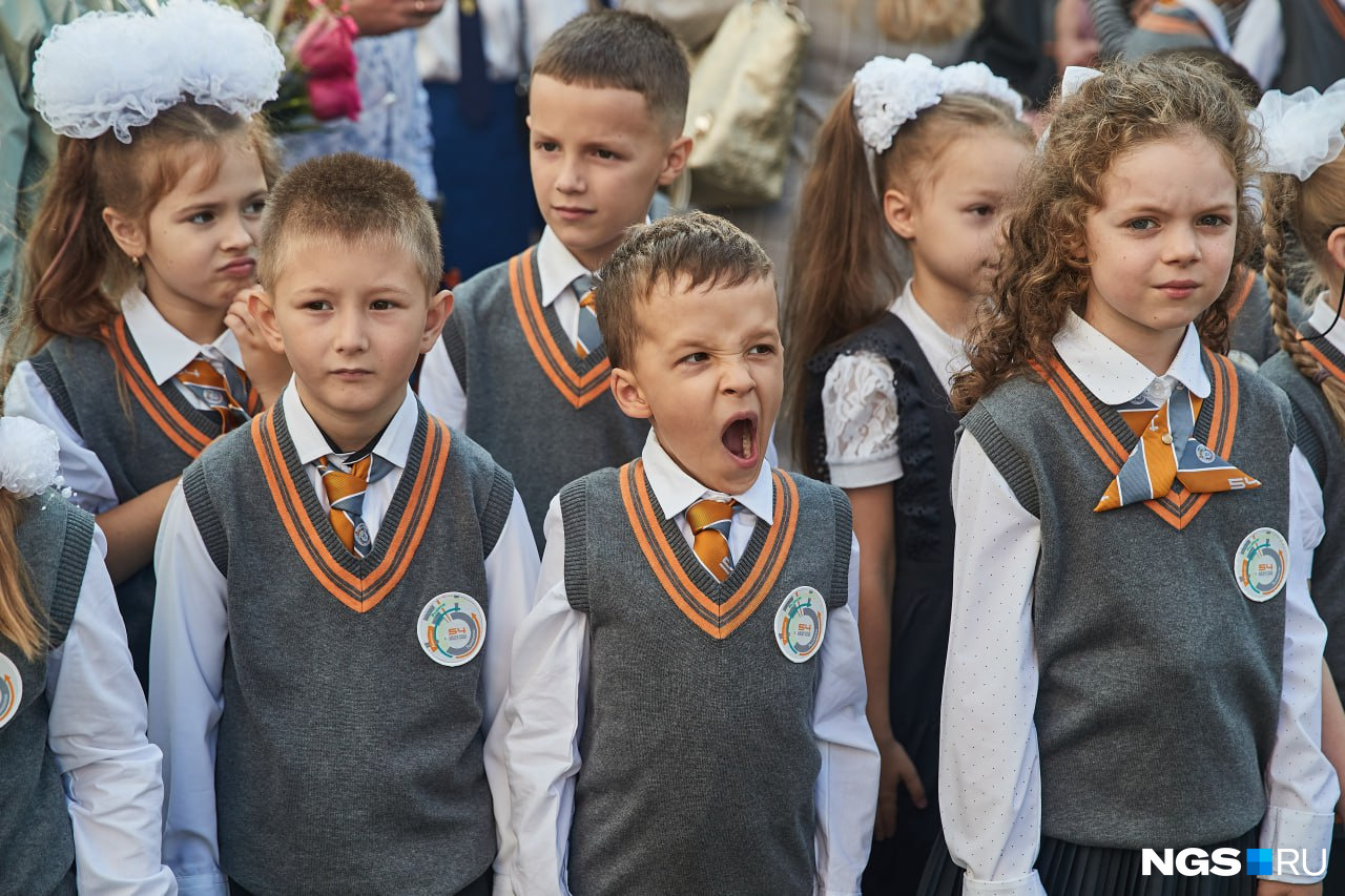 Лица школьников на линейках 1 Сентября: фотоподборка из школ в День знаний  - 1 сентября 2023 - e1.ru