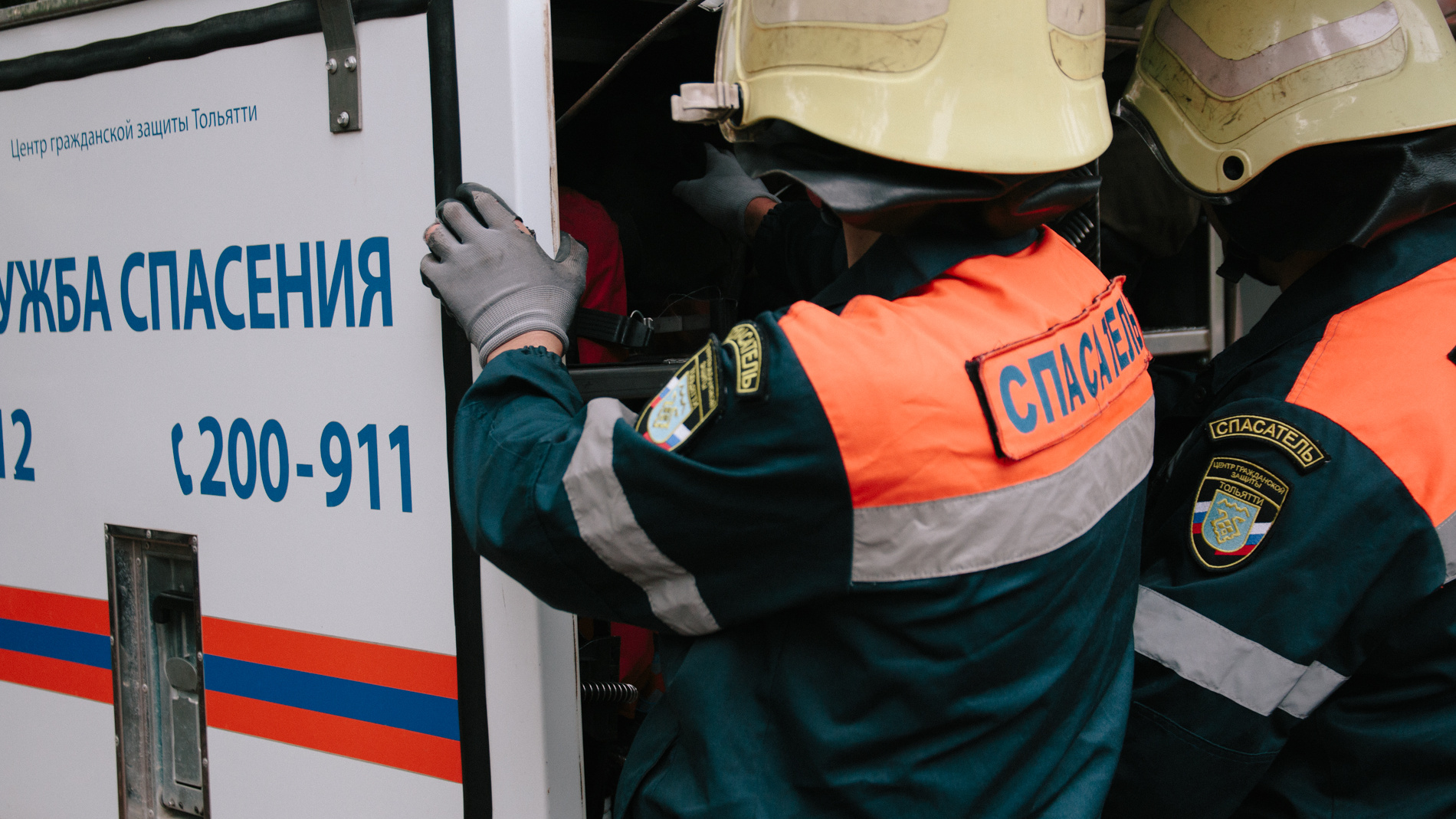 Очевидцы: в Тольятти дерево упало на человека, проломив железный навес