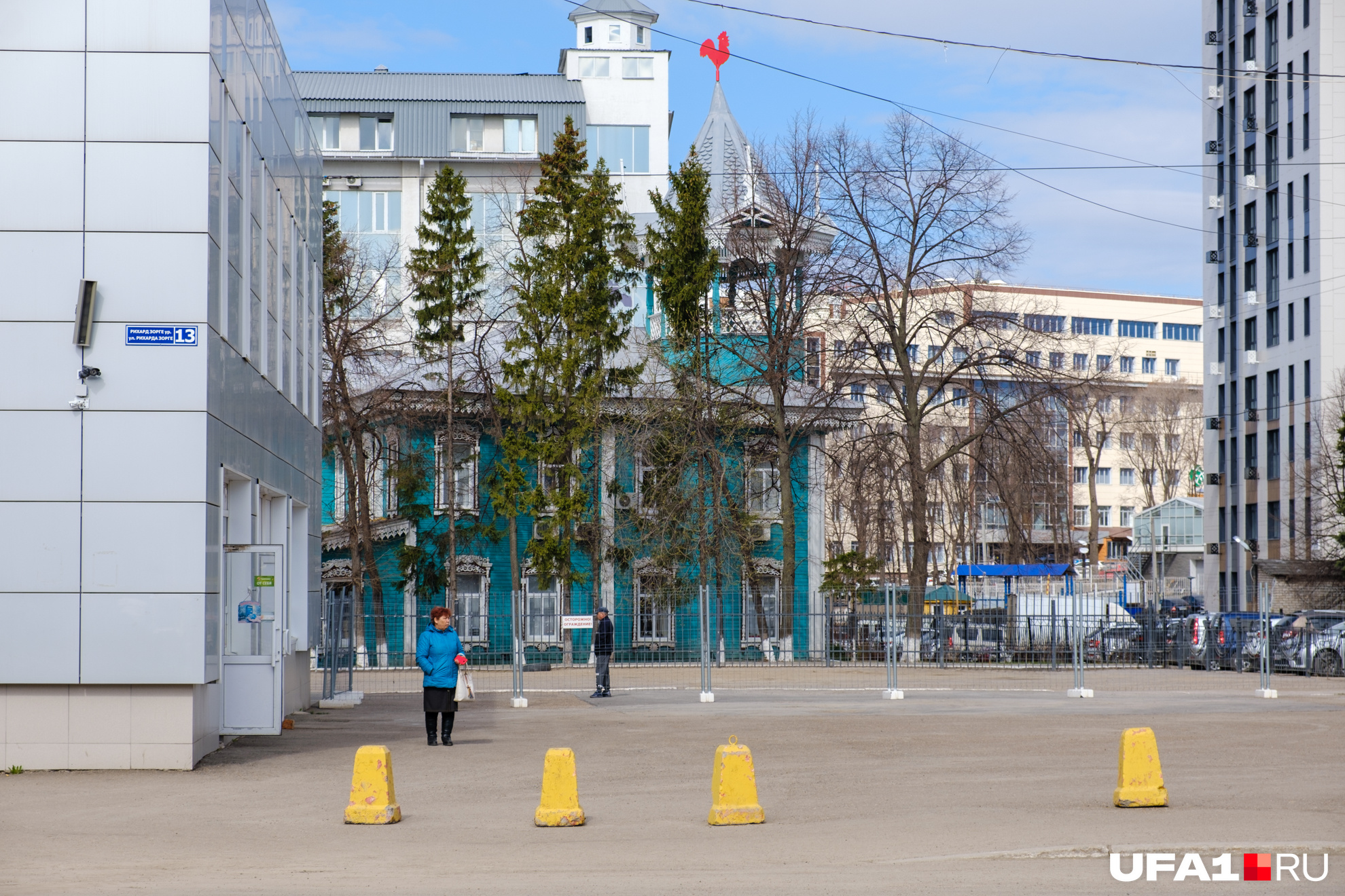 Дом купца Костерина — деревянное здание с башенкой и петушком