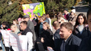 Толпа новосибирцев собралась в центре города с плакатами — что они требуют
