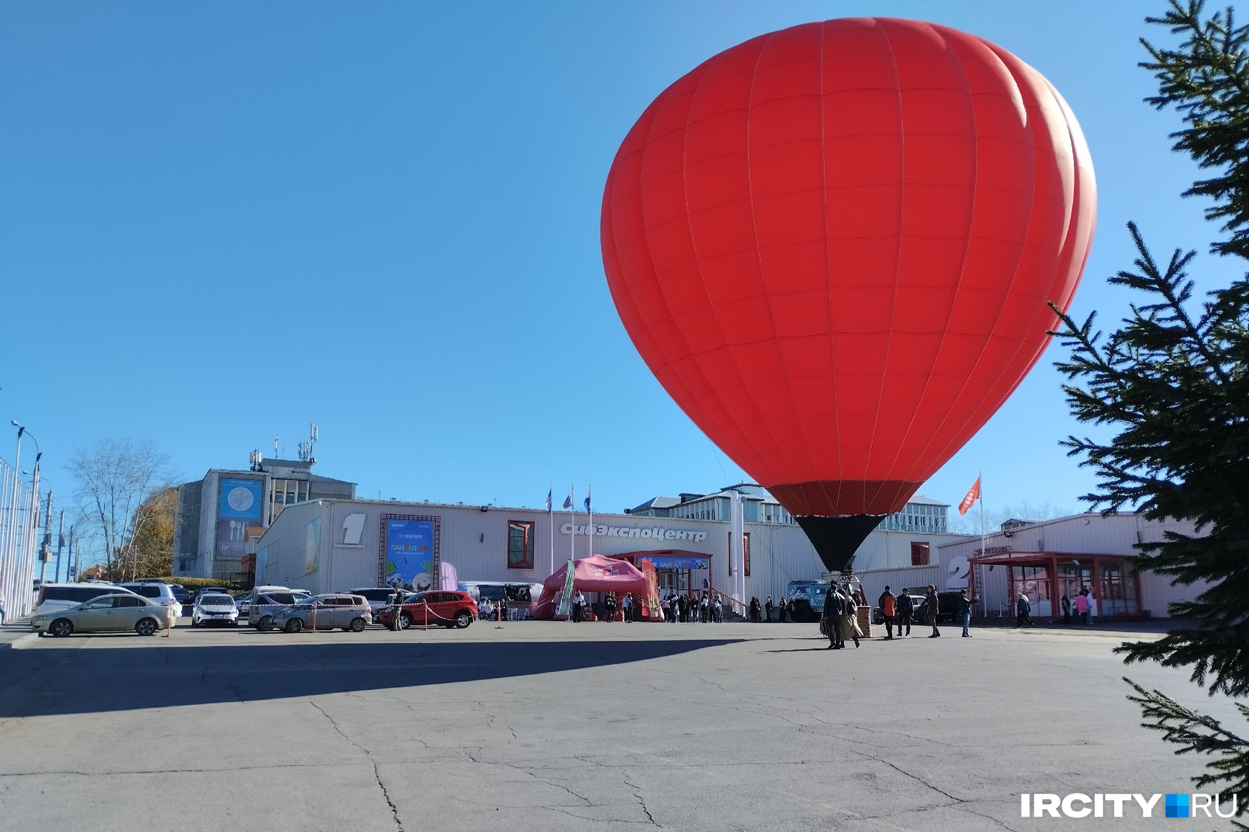 Воздушный шар запустили перед «Сибэкспоцентром» в честь открытия выставки «Байкалтур» и форума «Время жить на Байкале»