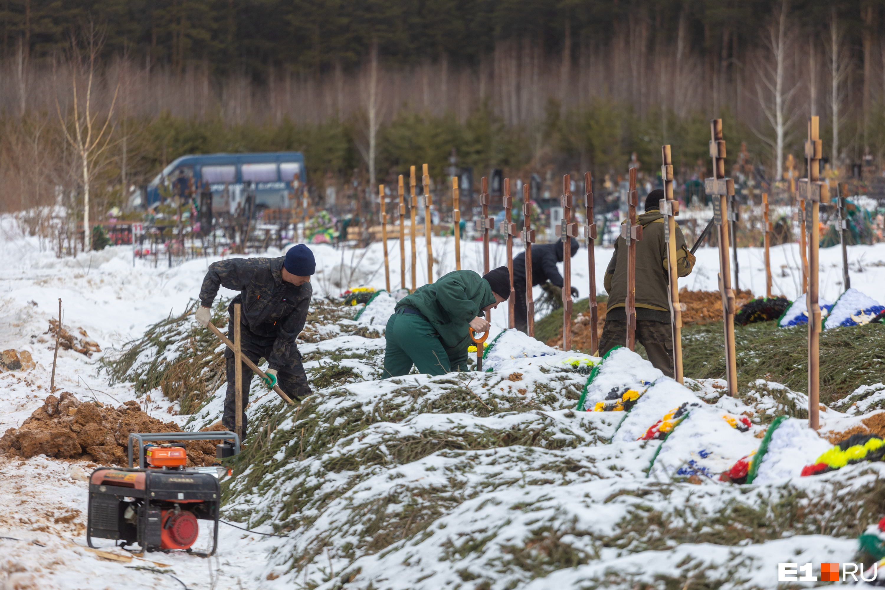 Рабочие копают могилы про запас