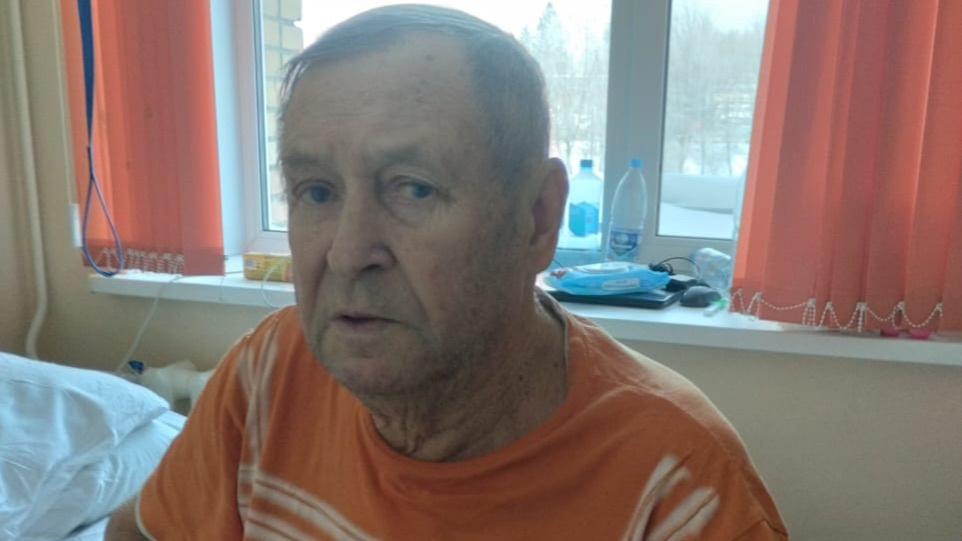 «Просто лежал в коридоре на кушетке»: пенсионер умер в больнице из-за ранки на пальце