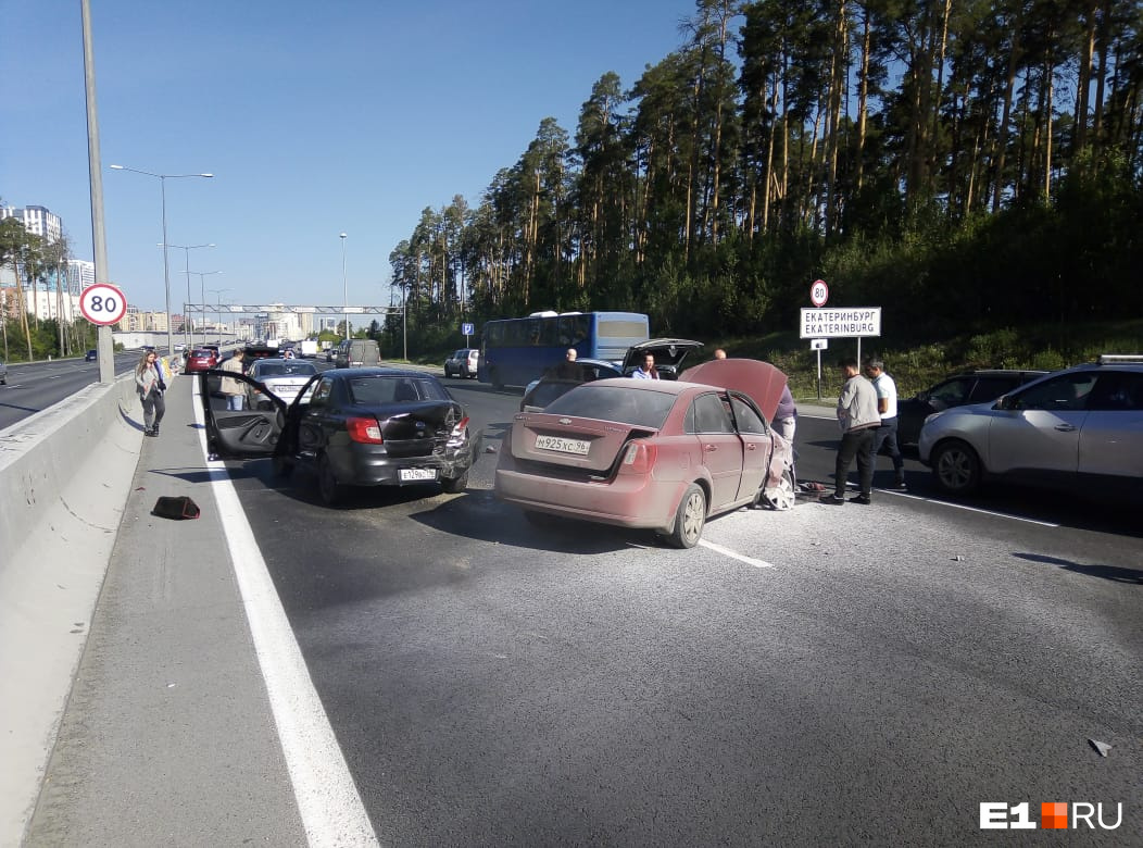 На Кольцовском тракте таксист устроил массовую аварию с участием дорогого электрокара