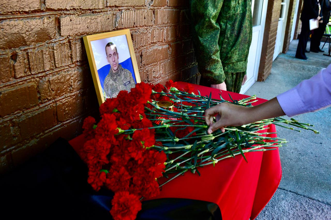 Штурмовик из Новокузнецка погиб в СВО. В городе увековечили его память