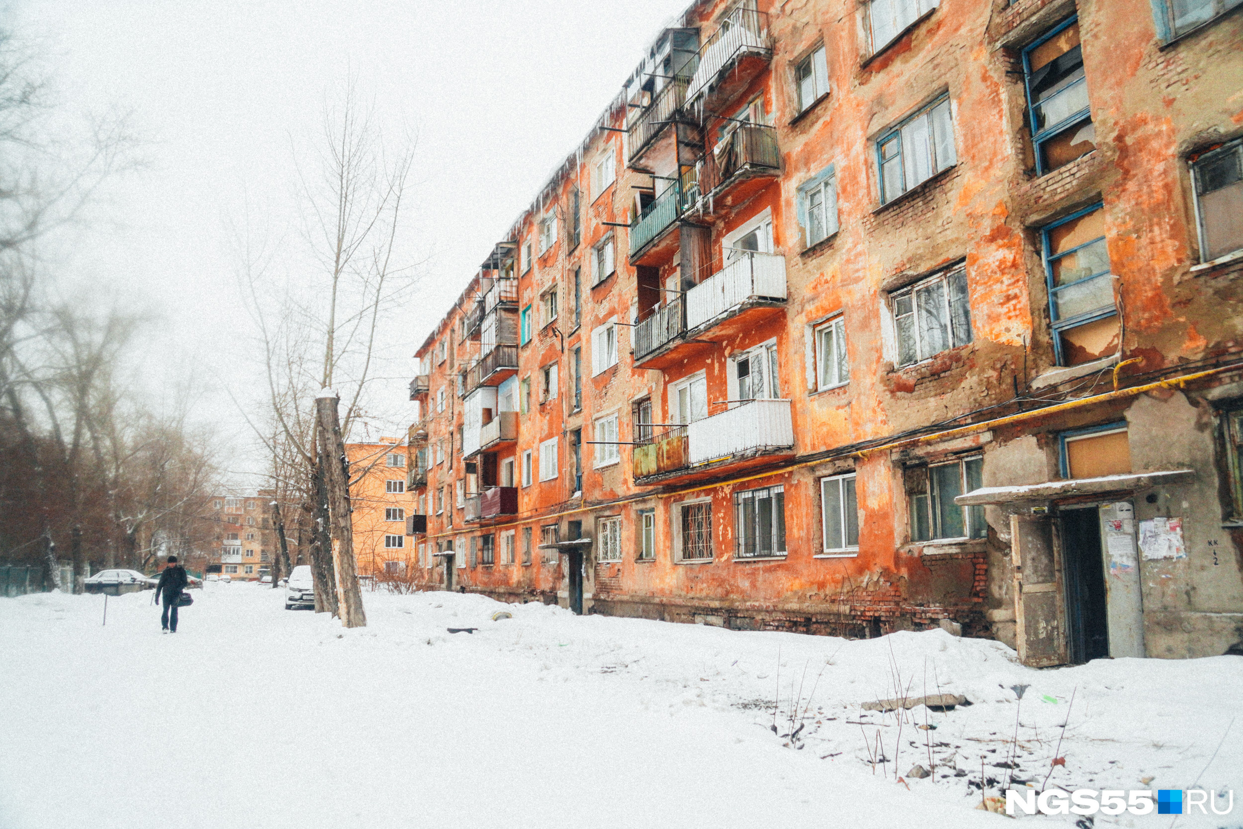 Итак, снова знакомый для читателей NGS55.RU дом. Мы <a href="https://ngs55.ru/text/winter/2022/11/29/71851616/" class="_" target="_blank">писали про него неоднократно</a>. И последний раз приходили в гости зимой. Состояние дома за несколько месяцев стало намного хуже. Но в нём продолжают жить люди Итак, снова знакомый для читателей NGS55.RU дом. Мы <a href="https://ngs55.ru/text/winter/2022/11/29/71851616/" class="_" target="_blank">писали про него неоднократно</a>. И последний раз приходили в гости зимой. Состояние дома за несколько месяцев стало намного хуже. Но в нём продолжают жить люди