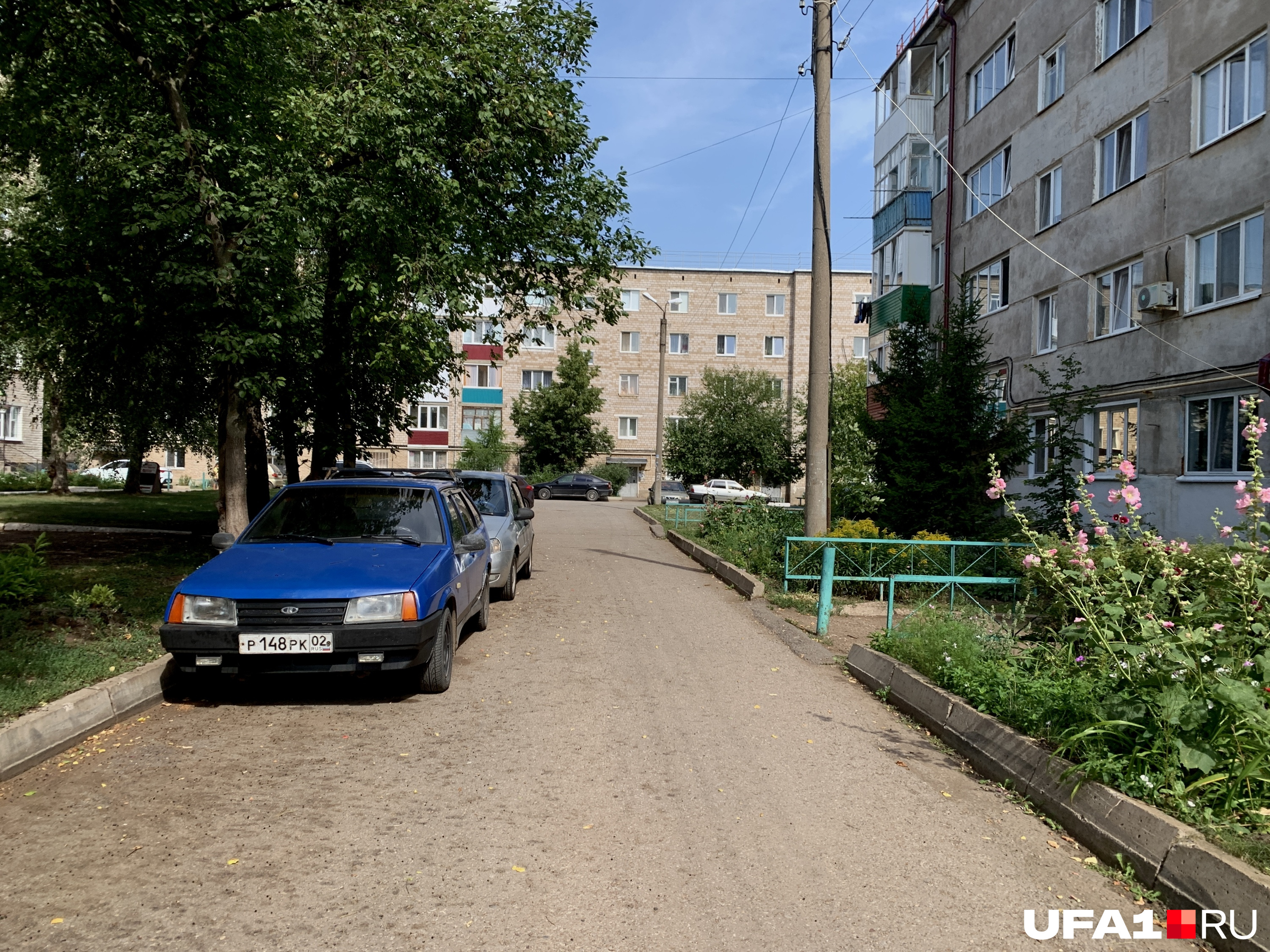 В центре и около него стоят обычные дома, а вот на окраинах — дальше