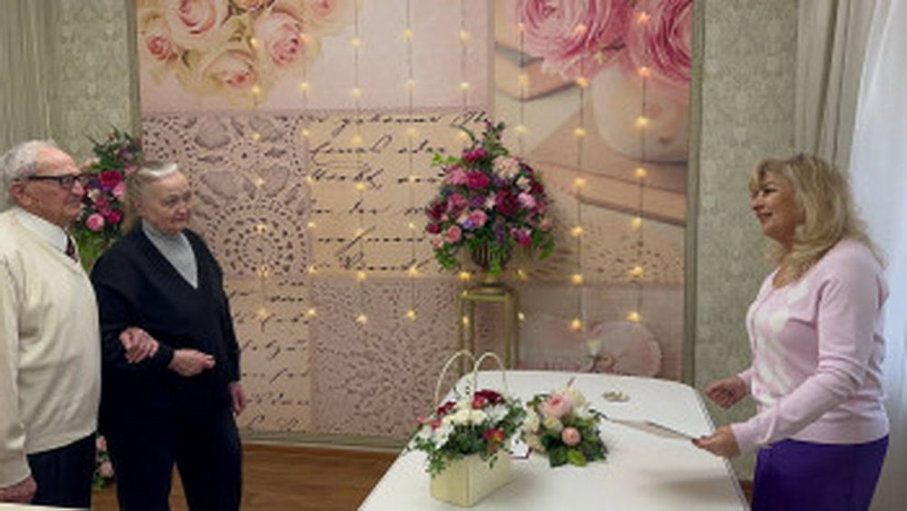 100-летний россиянин женился на молодой для него невесте