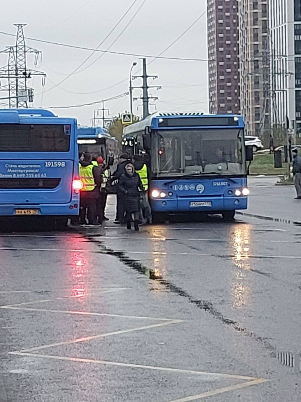 Рейд по безбилетникам в автобусах прошел на севере Москвы: почему на  станциях Ховрино и Водный стадион дежурит полиция, а территория оцеплена -  24 октября 2023 - msk1.ru