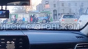 В Новосибирске пассажиры вышли на дорогу, чтобы толкать застрявший троллейбус <nobr class="_">№ 24</nobr> — видео