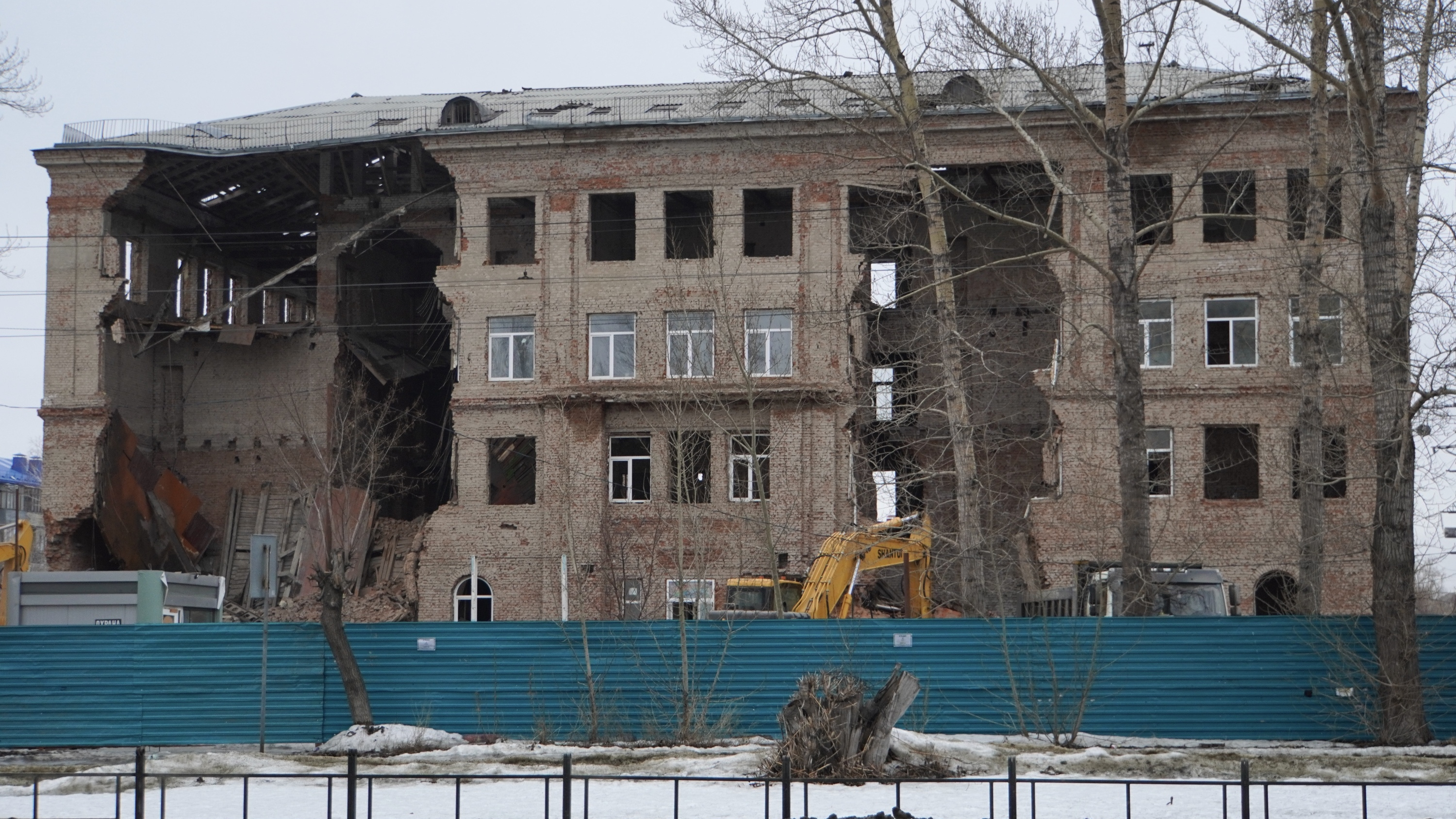 Появилось видео обрушения здания гимназии <nobr class="_">№ 88</nobr> в Омске
