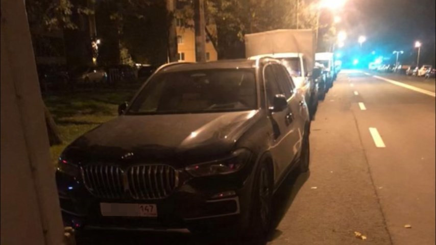 За «эвакуацию» чужого BMW X5 с паркинга на Кондратьевском задержали троих
