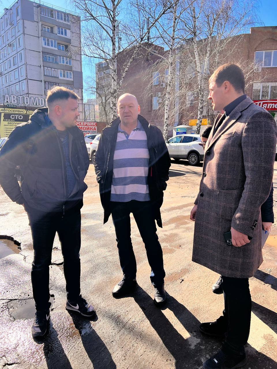 Виталий Юшенков (в центре) объясняет депутатам Дмитрию Колотурину (слева) и Ивану Попову (справа) про тонкости работы