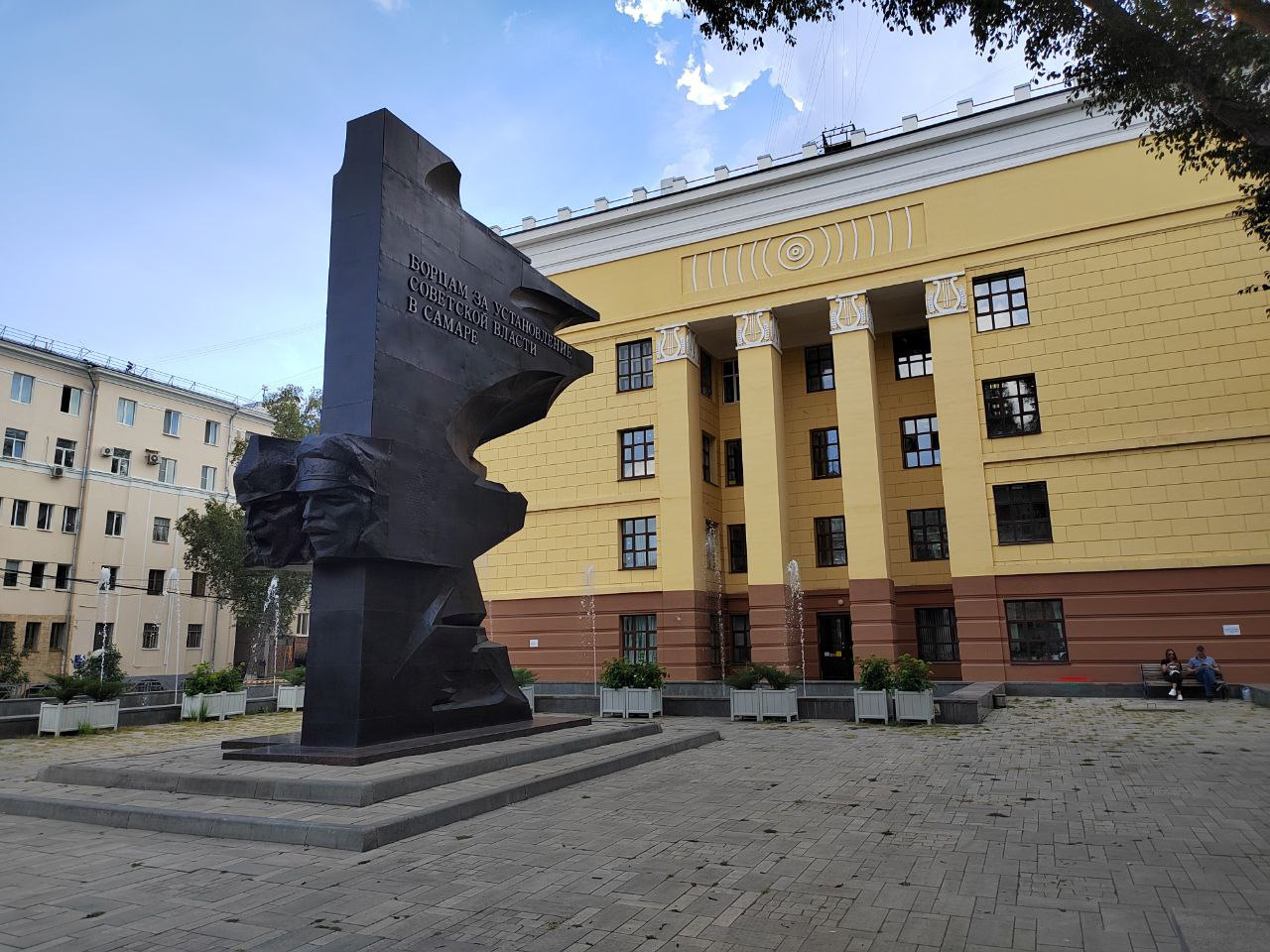 Этот памятник «Борцам за установление советской власти» тоже достаточно популярен среди туристов. Почему — непонятно