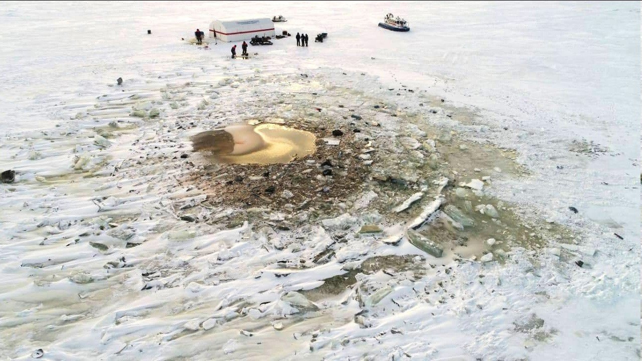 В Карелии обнаружили тело первого члена экипажа вертолета Ми-8, рухнувшего в Онежское озеро