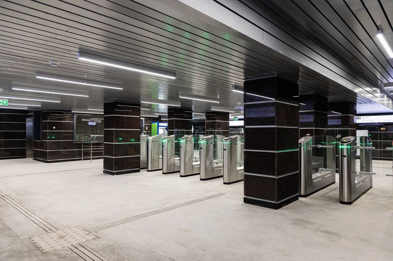 Выход со станции. Метро университет выходы из метро. Вестибюль станции метро новоясеневская. Выходы на станции университет. Станция деловой центр солнцевской линии.