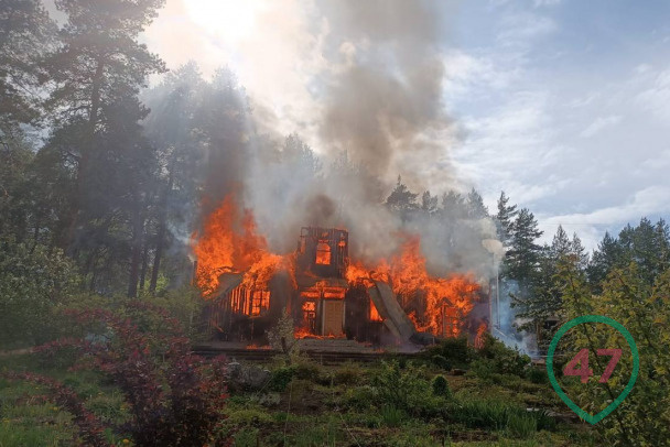 Огонь уничтожил вековой финский Дом работников железной дороги в Кузнечном