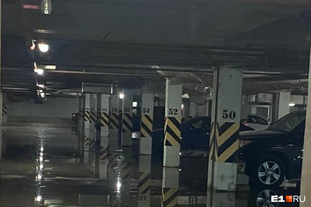 «Запах ужасный»: в многоэтажке на ВИЗе затопило паркинг с элитными авто. Видео