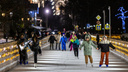 Ярославцы скользят по льду: что происходит на главной площади города перед Новым годом