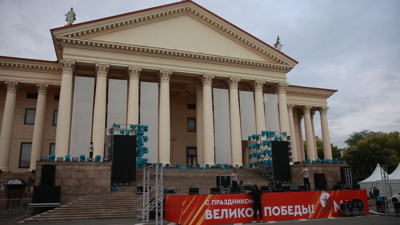 Центр Сочи перекрыт: у Зимнего театра началась подготовка к Дню Победы