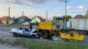 «Водителя зажало»: ВАЗ с пятью подростками врезался в транспортный каток в Ленинском районе
