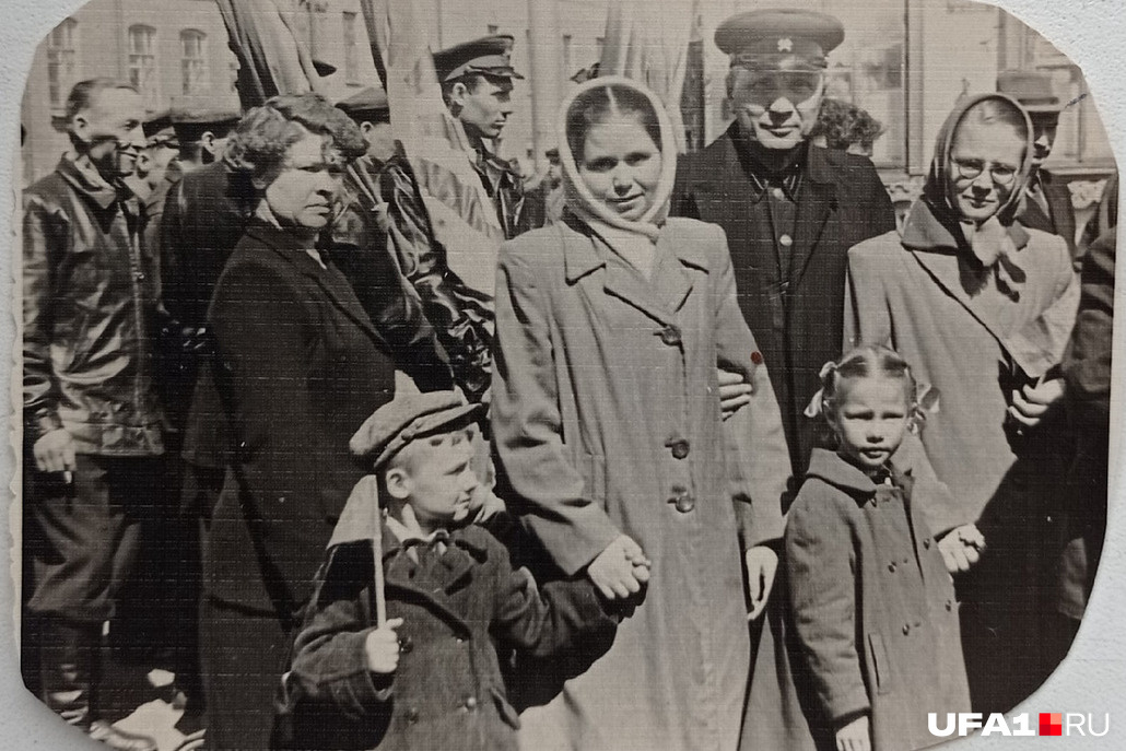 Маленькая Ольга с мамой на демонстрации в середине прошлого века