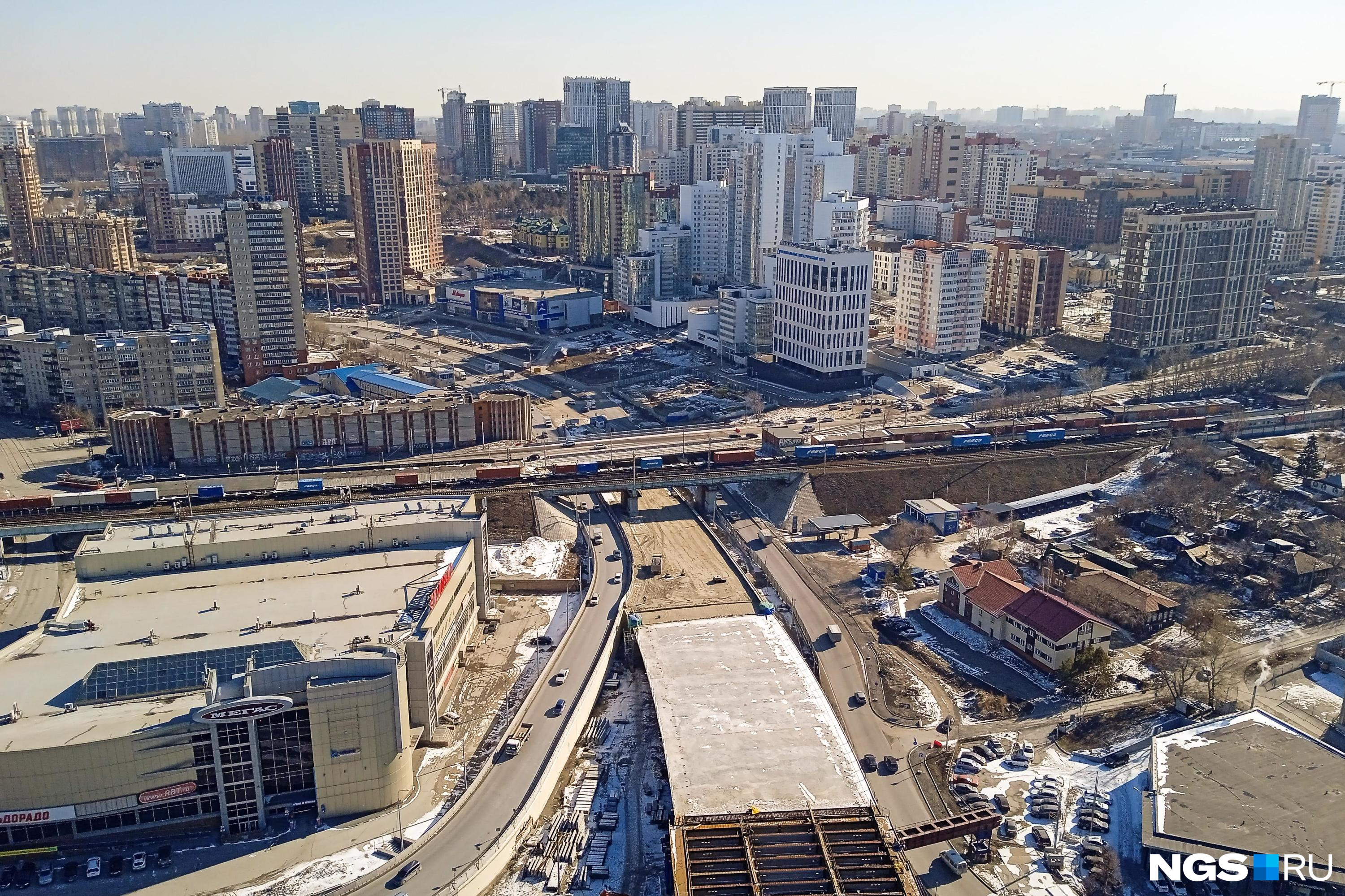 В центре Новосибирска ограничили движение из-за ремонта теплотрассы