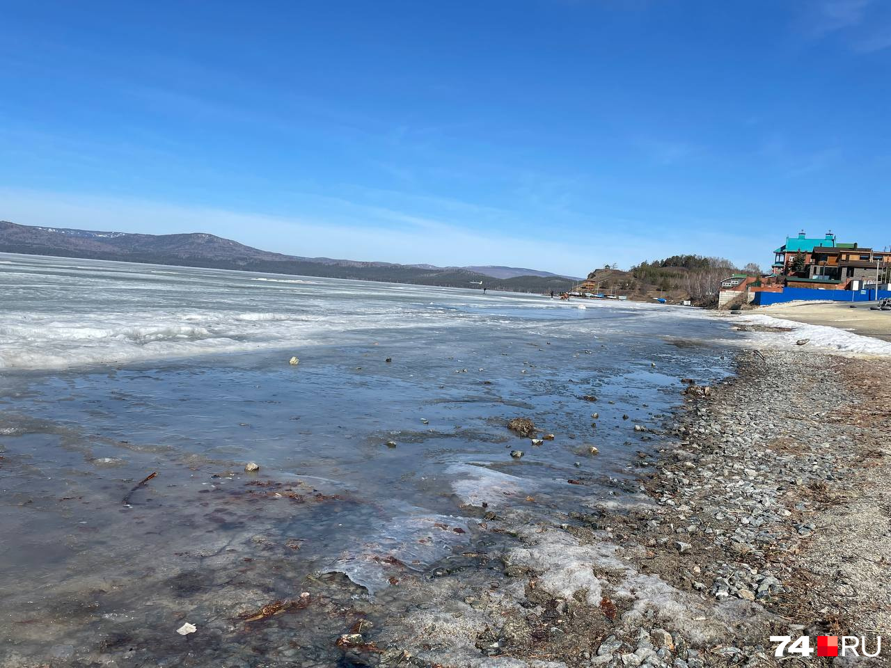 У самого берега уже открытая вода У самого берега уже открытая вода