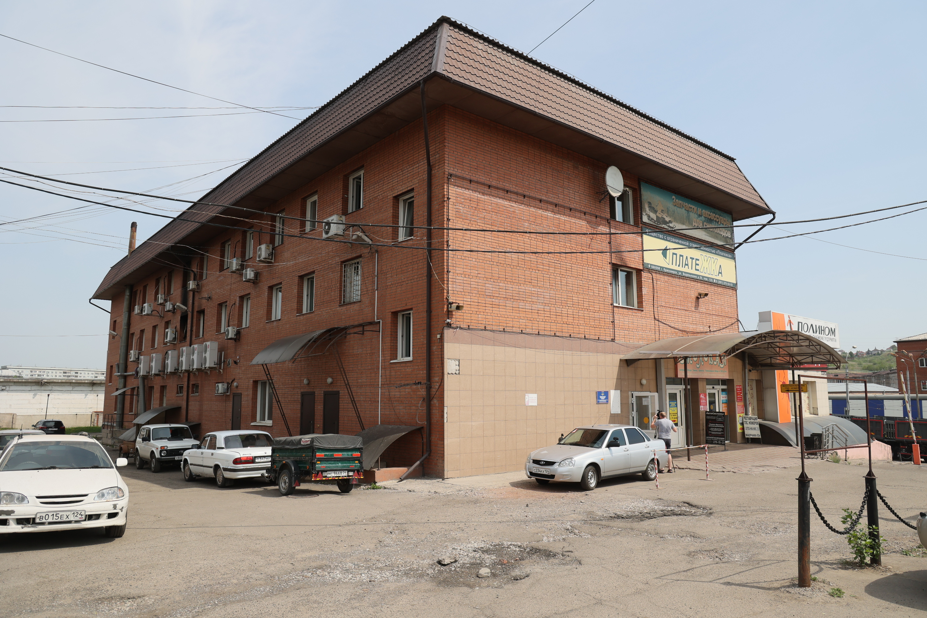 Снаружи здание практически не пострадало