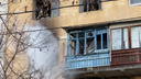 «Дети остались одни дома. Сосед выбивал дверь»: смотрим, как на севере Волгограда тушили пожар в четырехэтажке