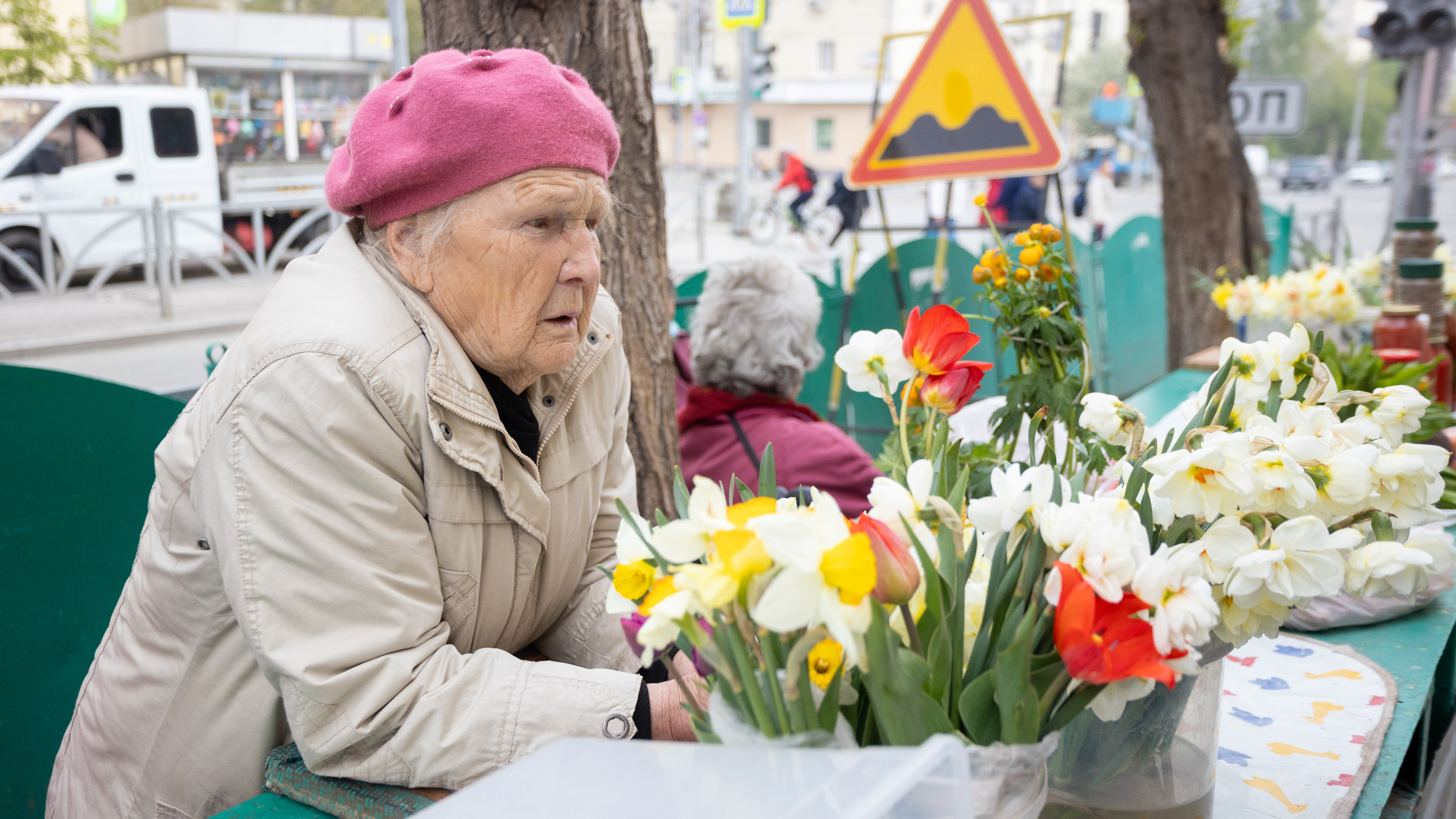 Репортаж, передающий запахи! Где в Екатеринбурге бабушки продают цветы и овощи из огорода
