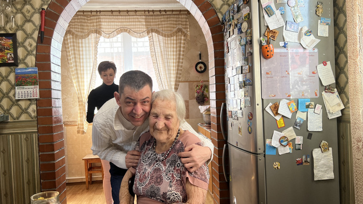 Сибирячка отметила 97-летие: она прошла войну, вырастила шестерых детей и ходит на уличные тренажеры — видеоистория