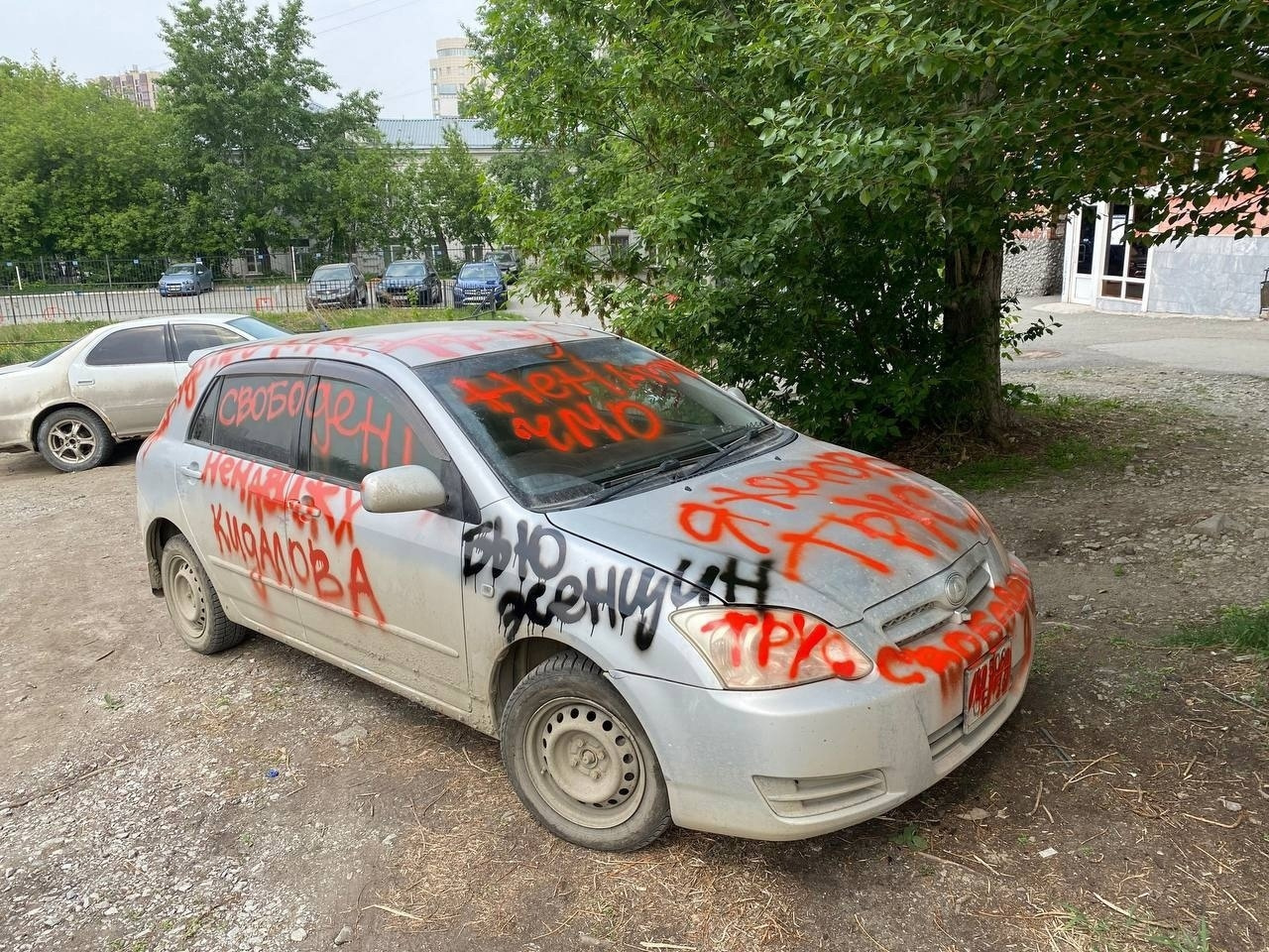 В Екатеринбурге обиженная бывшая разрисовала машину кавалера - 23 мая 2023  - e1.ru