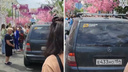 «Тоже цветочков подергать приехал»: черный Mercedes проехал по перекрытой улице Ленина в Новосибирске
