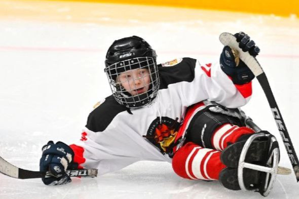 «Перенесла 20 операций». В Екатеринбурге 10-летняя хоккеистка с короткой ногой стала капитаном мальчишечьей команды