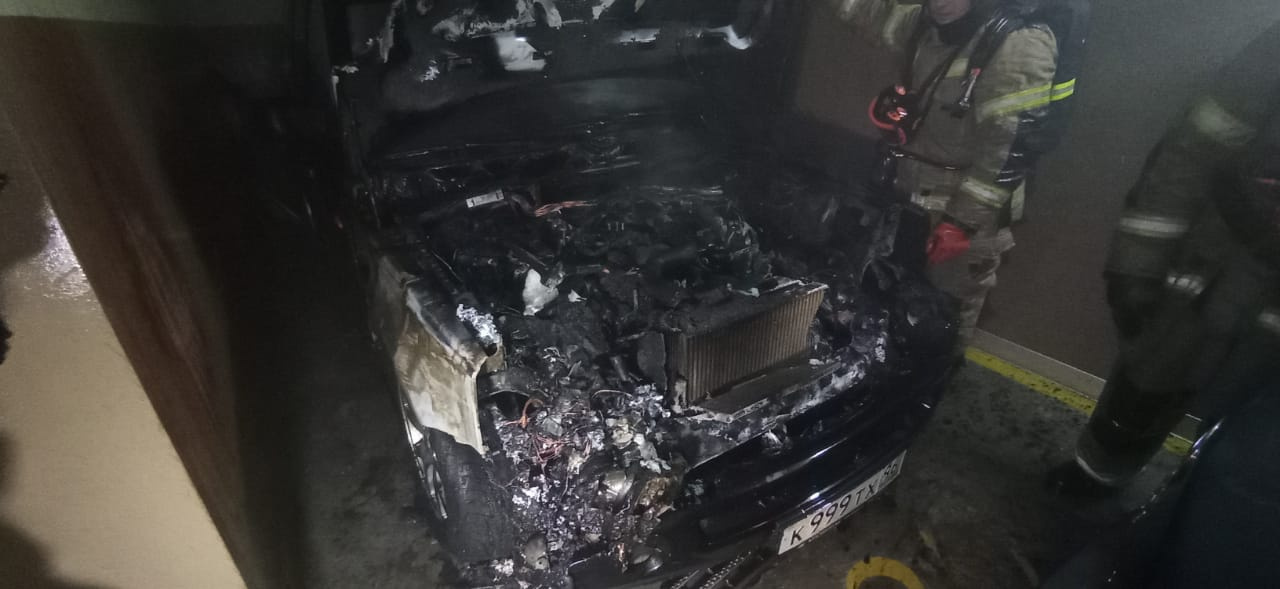 В Екатеринбурге вспыхнул пожар в подземном паркинге. Дотла сгорел дорогущий автомобиль