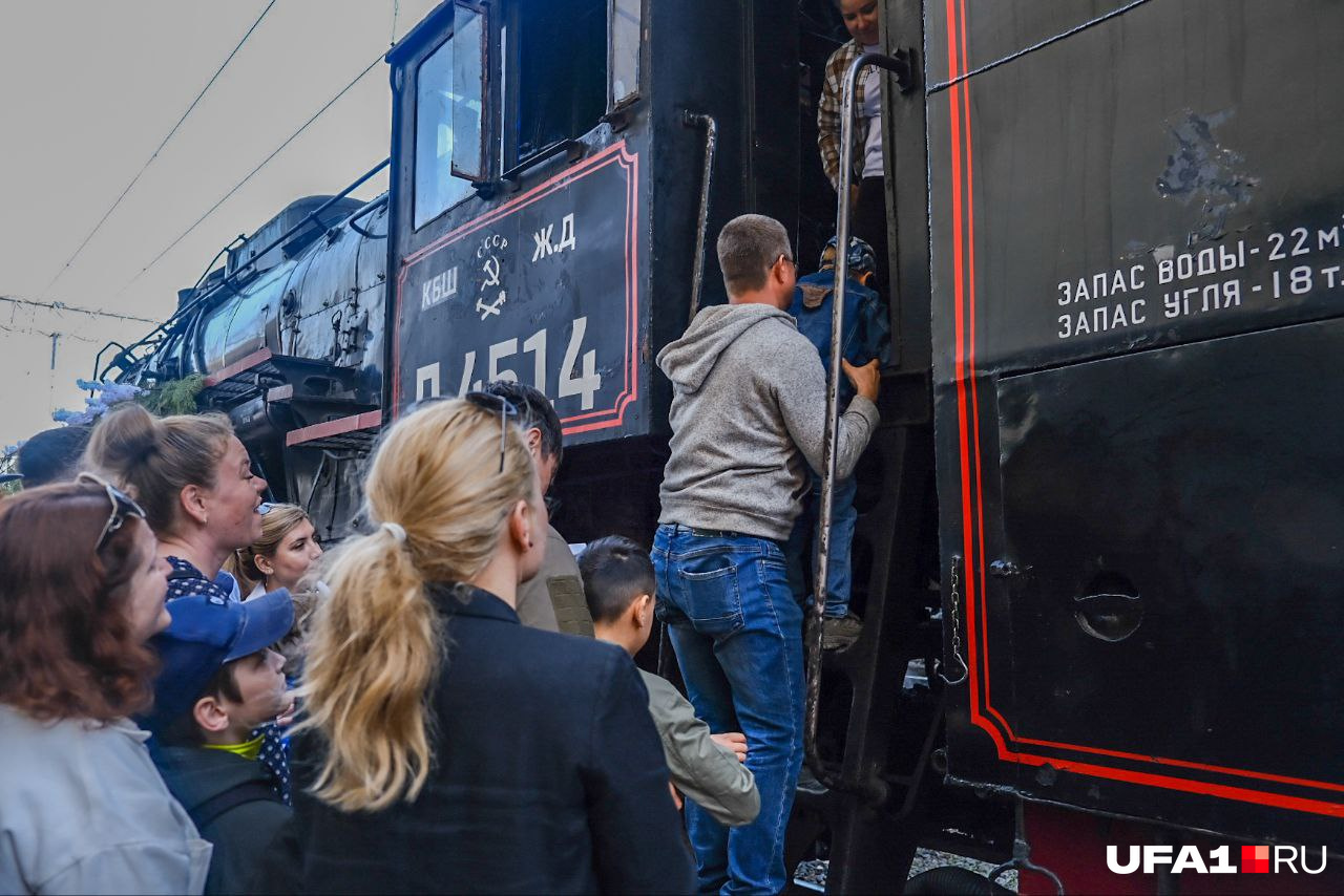 Любой желающий мог залезть в паровоз и посигналить