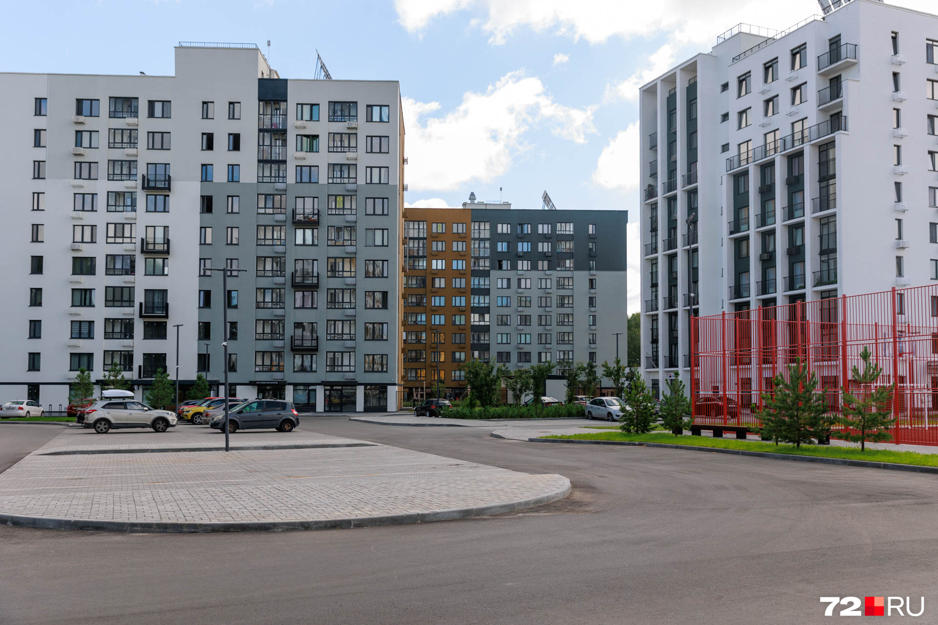 Во дворах хорошие дороги, много парковочных мест. Но дома еще явно заселены не полностью. Трудно сказать, хватит ли потом их всем Во дворах хорошие дороги, много парковочных мест. Но дома еще явно заселены не полностью. Трудно сказать, хватит ли потом их всем