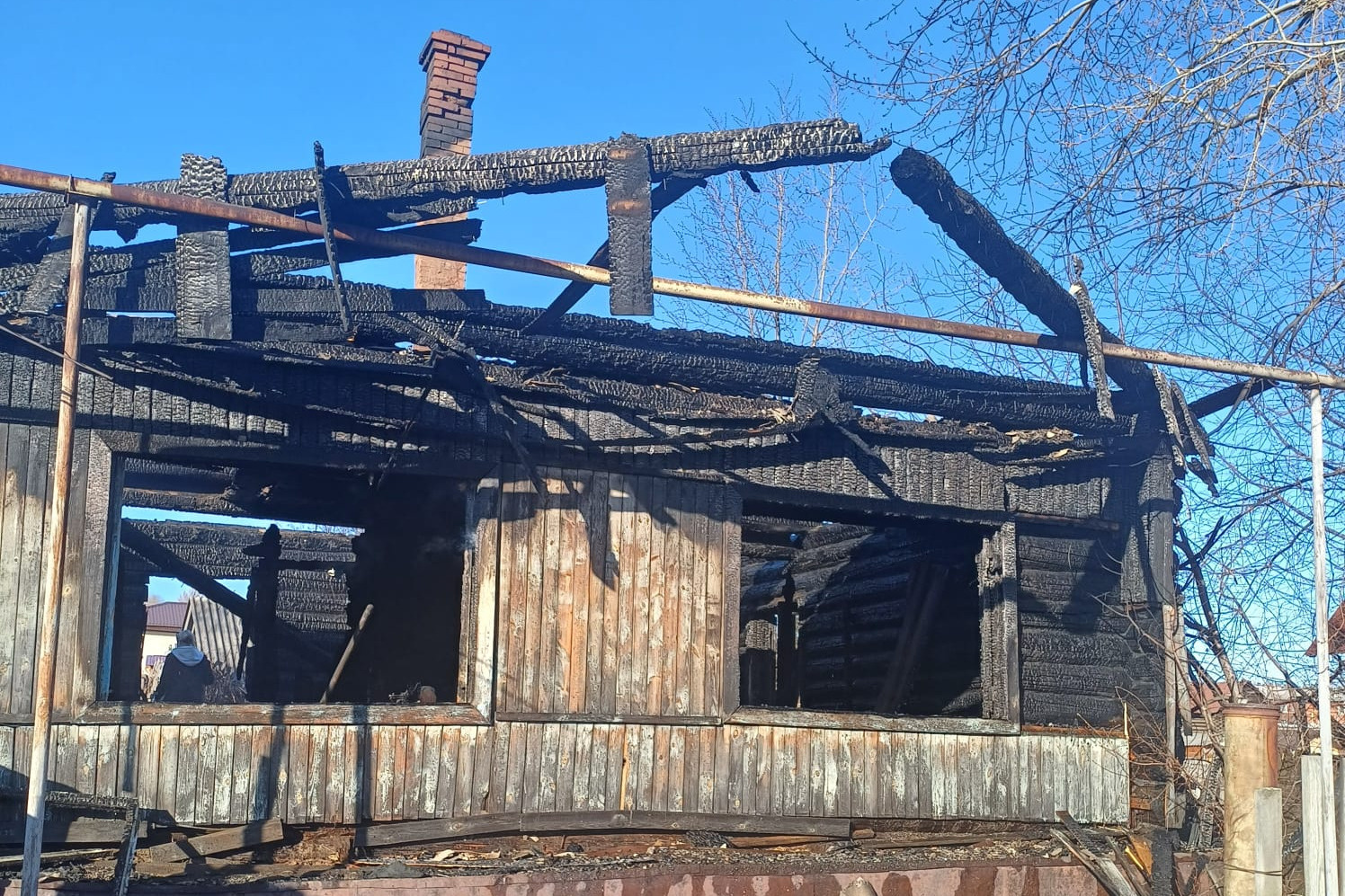 На Урале под завалами сгоревшего дома нашли тела трех человек