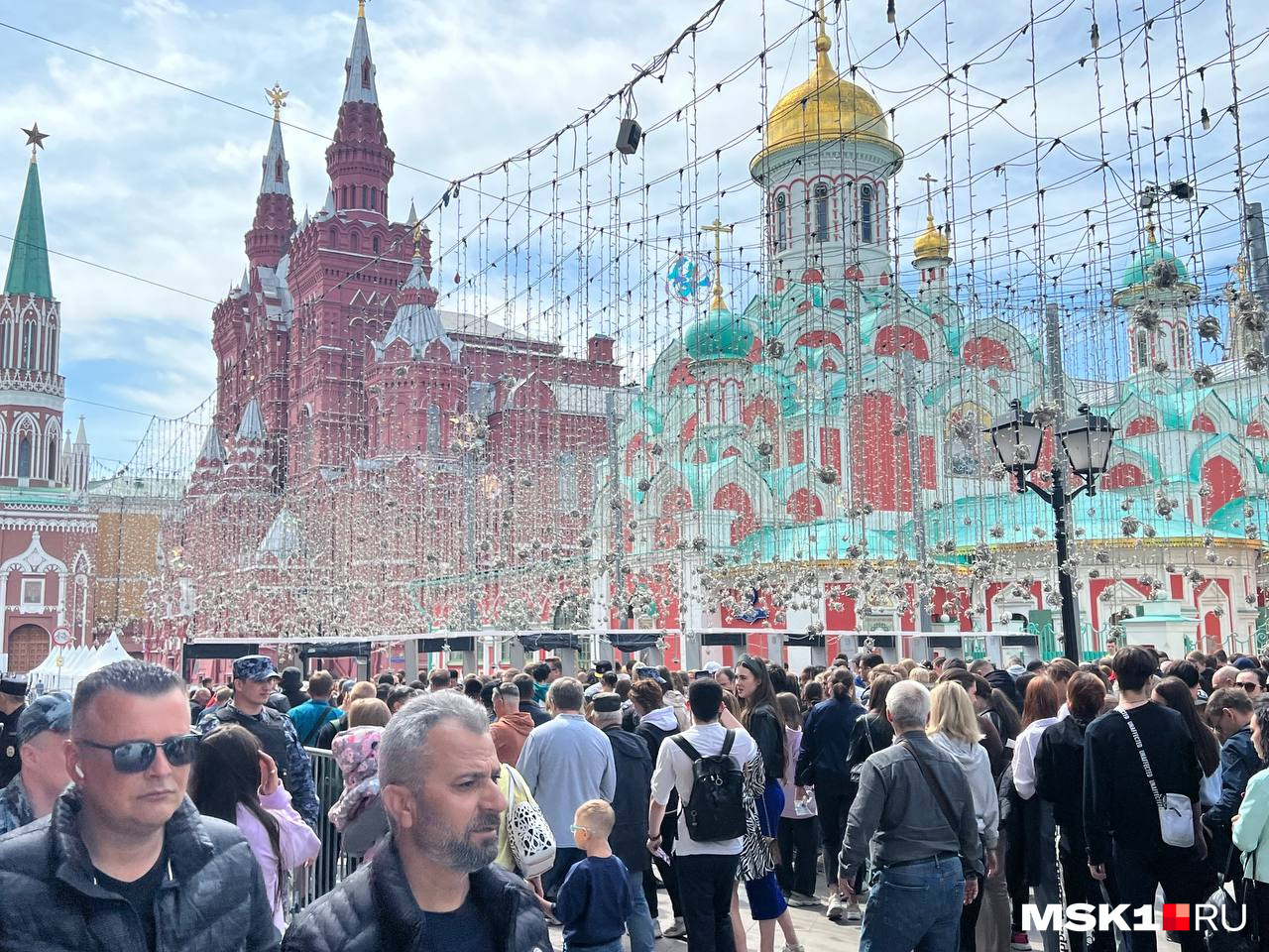 1 июня в московском. Красная площадь. Люди на красной площади. Концерт на красной площади. Знаменитости на красной площади.