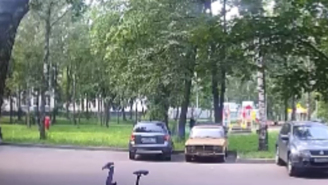 В Москве неадекват дважды пытался украсть младенца, малышку спас курьер: видео