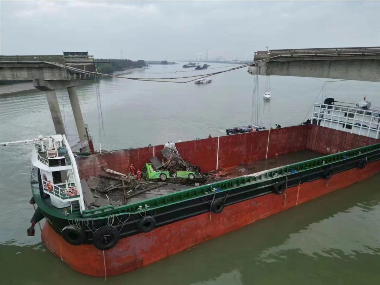 Контейнеровоз снёс часть моста в Китае, и транспорт посыпался в воду и на судно