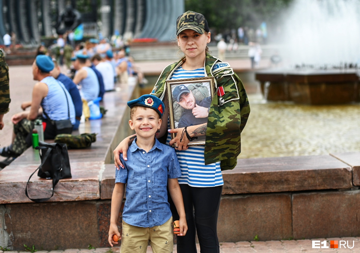 «Сын поседел, когда отец умер». История трогательной фотографии со Дня ВДВ в Екатеринбурге