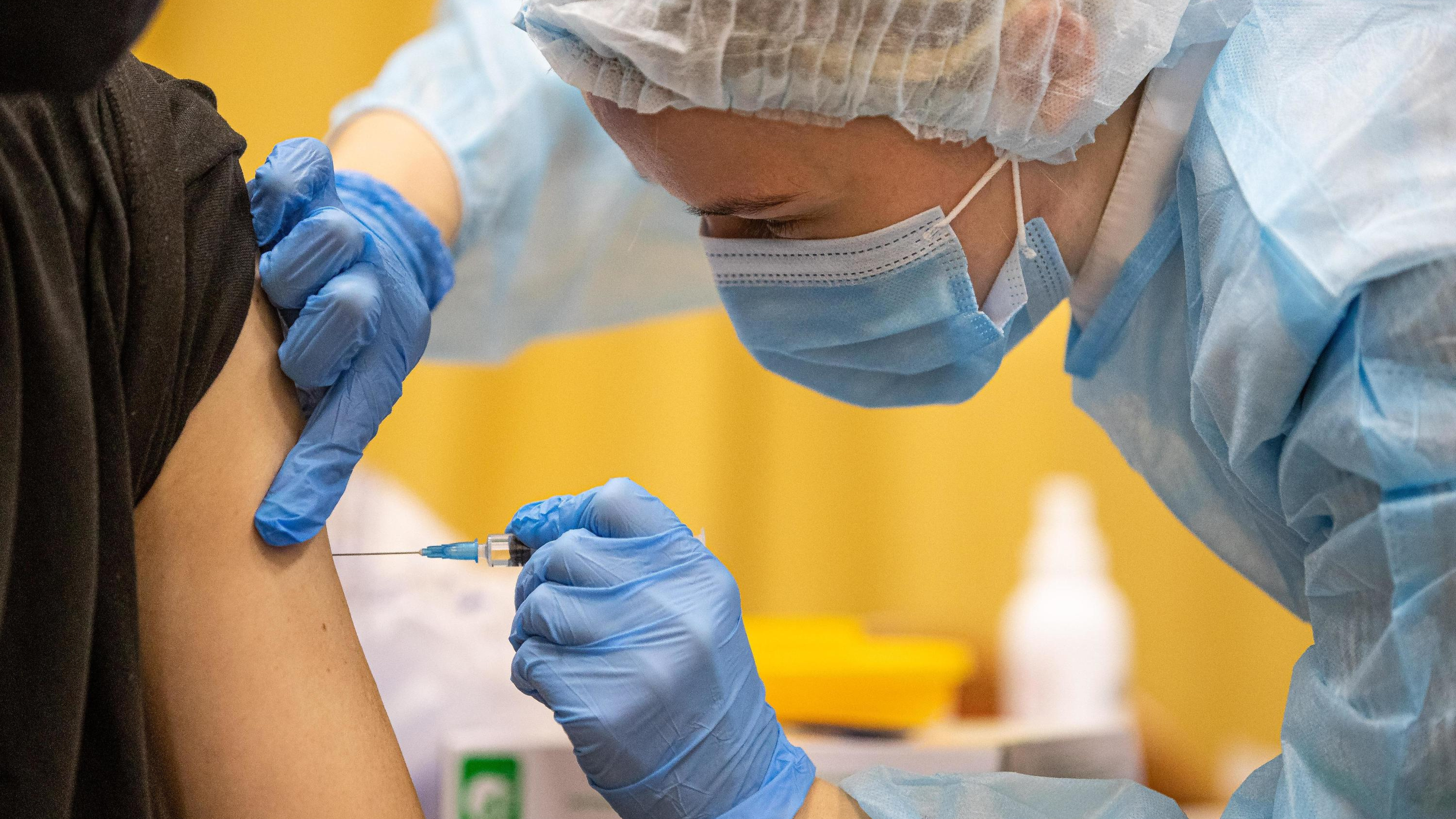 В России резко увеличилась заболеваемость ковидом. Обязательную вакцинацию вернут?