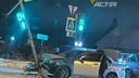 «На месте реанимобиль»: автомобиль врезался в светофор на Немировича-Данченко — видео с места ДТП