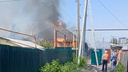 Частный дом загорелся в Новосибирске — его хозяин пострадал