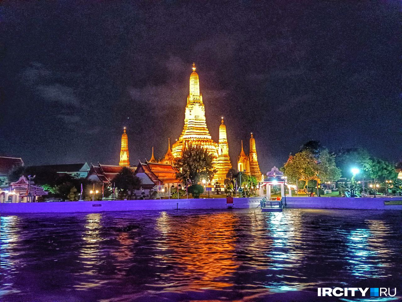 Храм Утренней зари Ват Арун находится недалеко от королевского дворца в Бангкоке