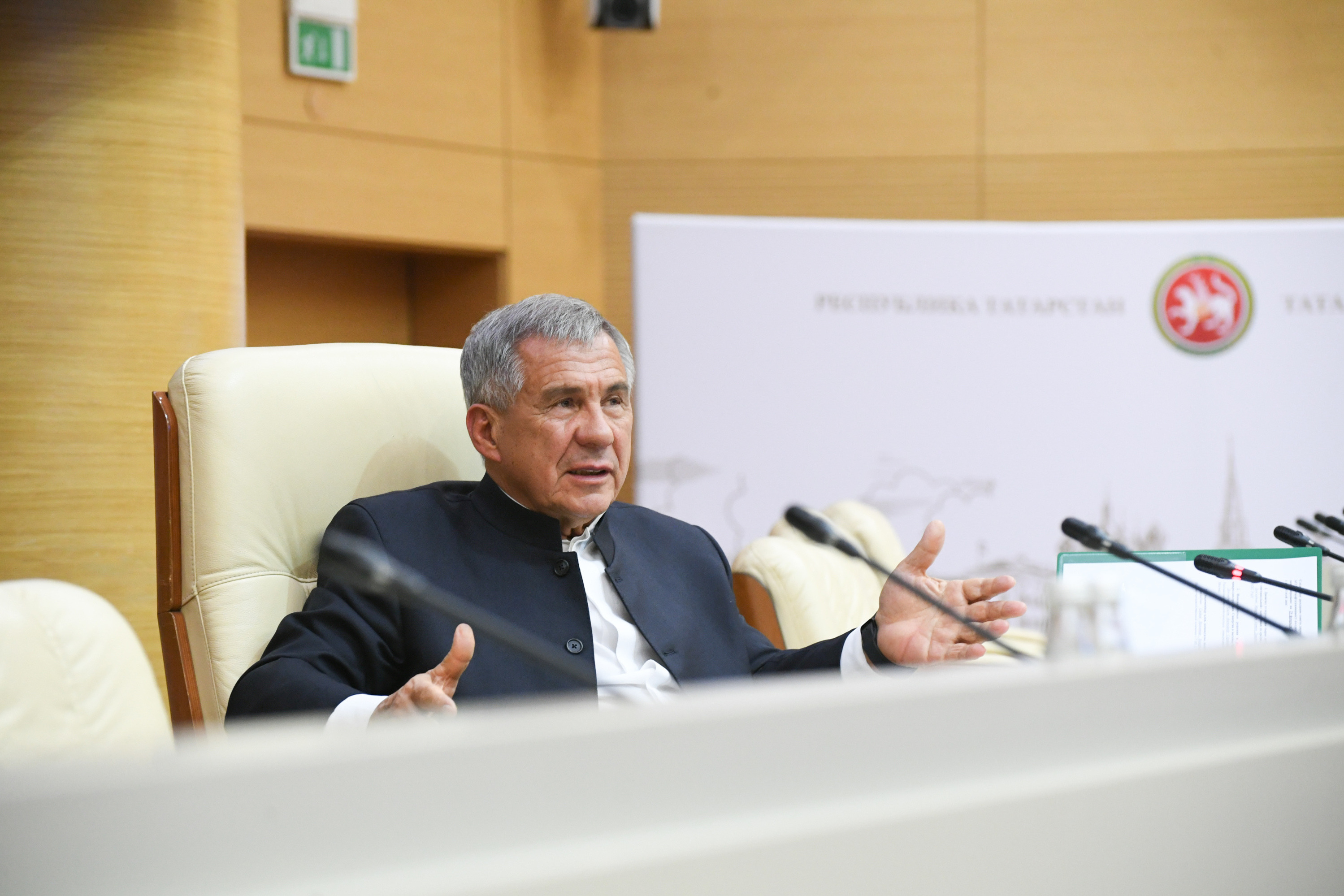 очень много дел. многозадачность. офисный раб. работник по найму. занятый бизнесмен.