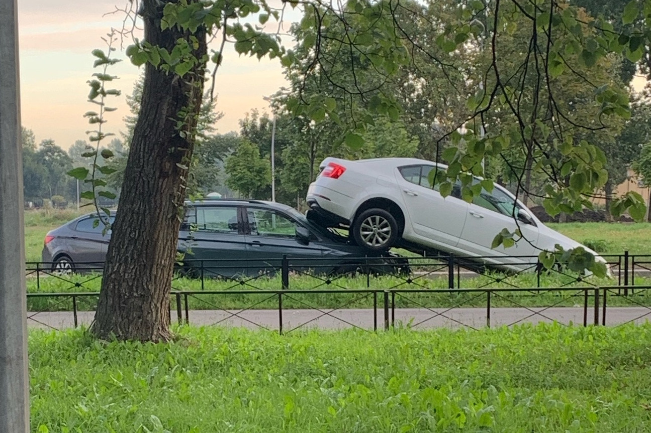 На Бассейной «Солярис» загнал легковушку на чужую крышу. ДТП попало на  видео | 26.08.2023 | Санкт-Петербург - БезФормата