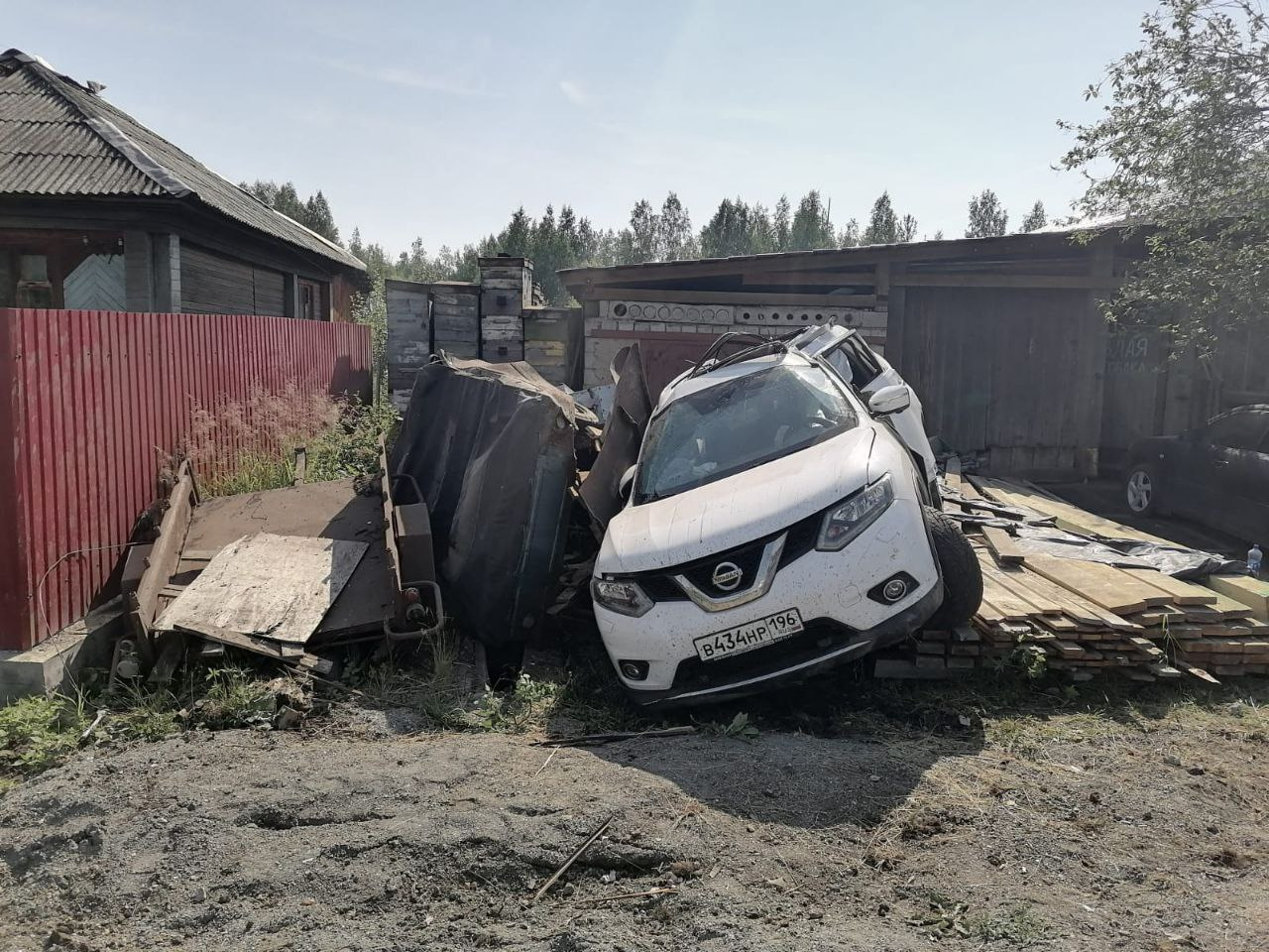 На Урале водитель потерял управление и влетел на территорию частного дома. Пострадали четыре человека
